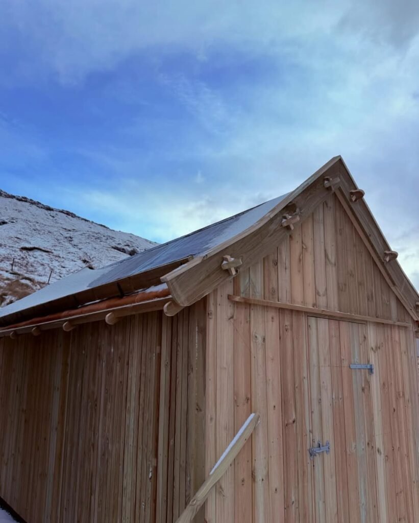 Tvídeildur hjallur í føroyskum sniði (mynd 1)