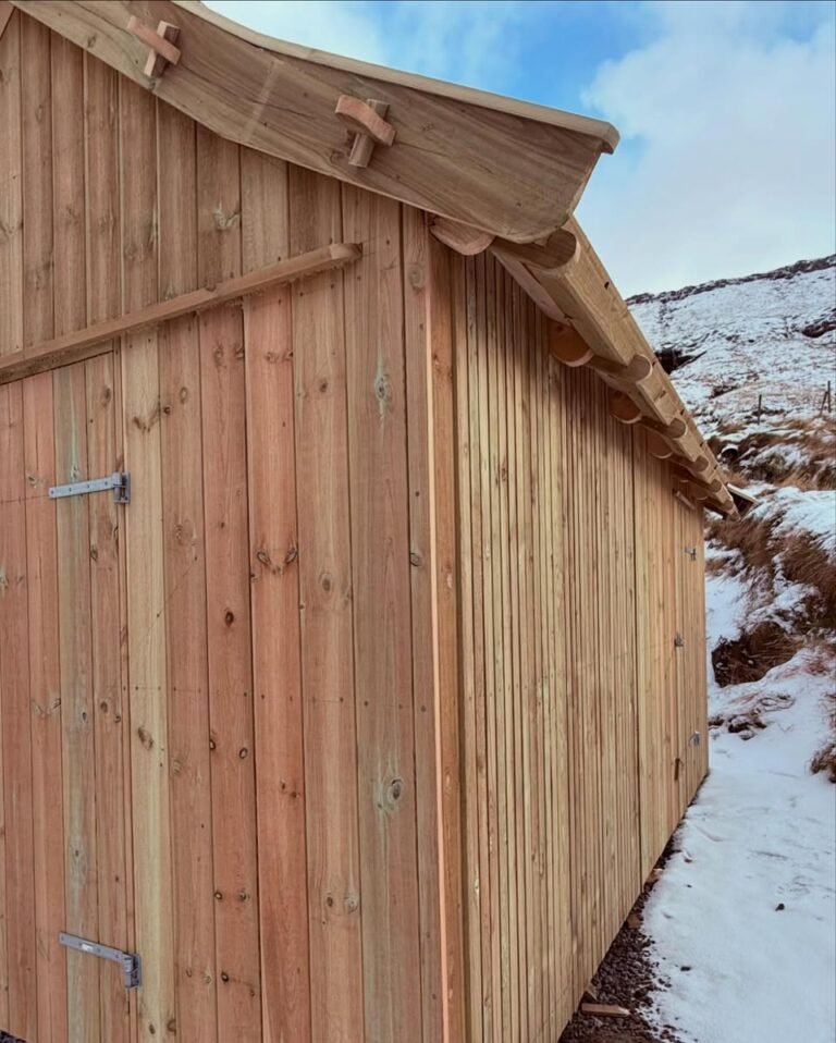 Tvídeildur hjallur í føroyskum sniði (mynd 2)