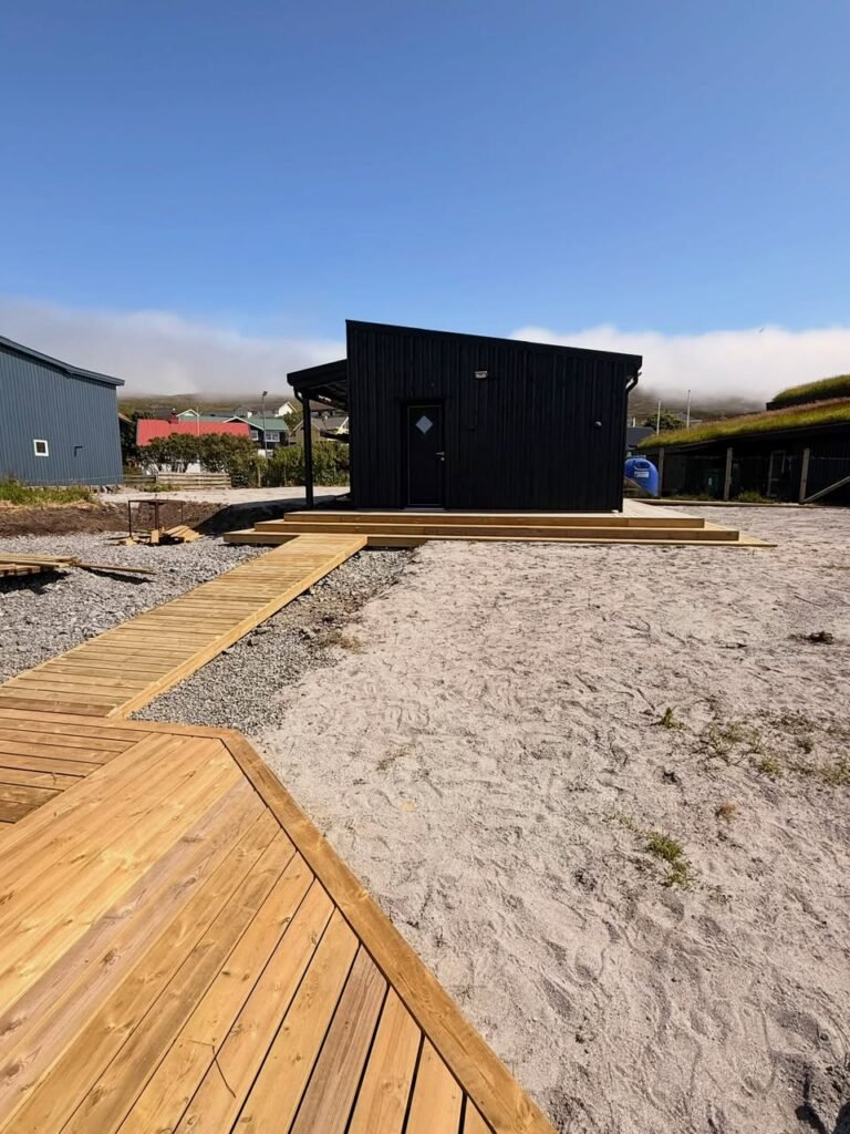 Skótahúsið við Løkin – terassa og gongubreytir (mynd 2)